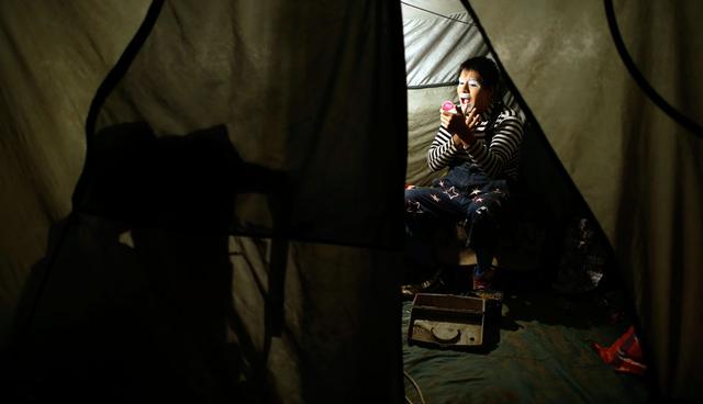 FOTO 1 | Los jóvenes juegan fútbol junto a la carpa de circo Tony Perejil instalada en Puente Piedra. La expansión urbana en la ciudad de 10 millones de habitantes hace que sea difícil encontrar suficiente espacio para instalar una carpa en un vecind