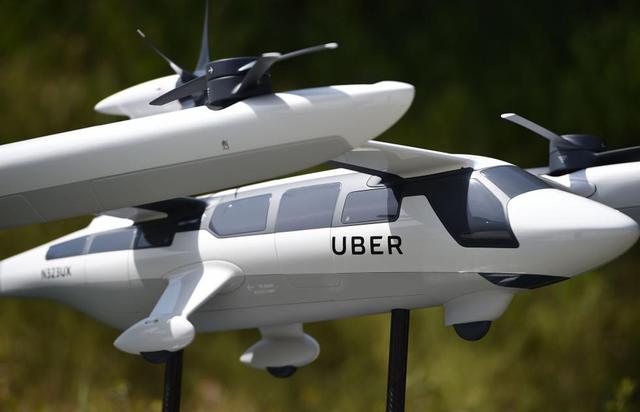 FOTO 1 | 1.Uber presentó este martes el prototipo de su vehículo volador, una ojeada al programa que espera transportar pasajeros por los aires en cinco años.(Foto: AFP)