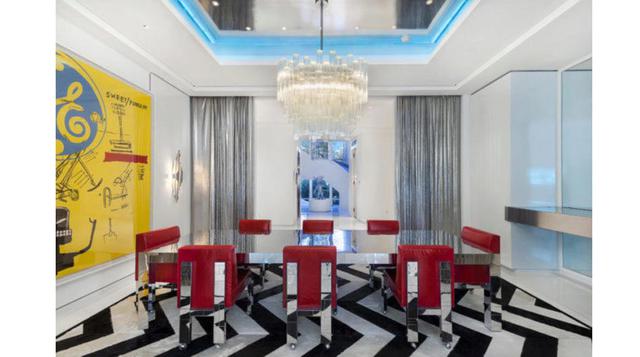 Las rayas azules, rojas y blancas caracterizan el estilo pop-art de la vivienda.