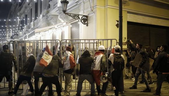 Los seguidores de Fuerza Popular intentaron llegar por la fuerza a Palacio de Gobierno. (Foto: Joel Alonzo/@photo.gec)
