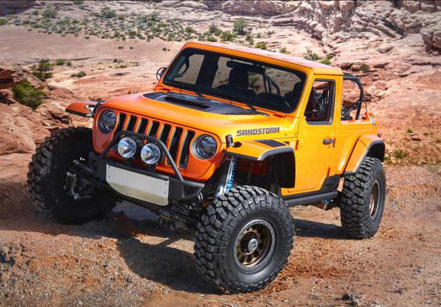 FOTO 2 | 2. JEEP SANDSTORM. Toma como base un Wrangler, pero cuenta con un sistema de suspensión que lleva amortiguadores ajustables, que ofrecen un recorrido de 36 centímetros adelante y de 46 centímetros atrás. Además, lleva enormes guardabarros ventilados de fibra de carbono, una jaula antivuelco trasera con soporte para la rueda de auxilio, faros auxiliares y puertas traseras cortadas. Su motor es un V8 de 6.4 litros y lleva una caja manual de seis marchas.