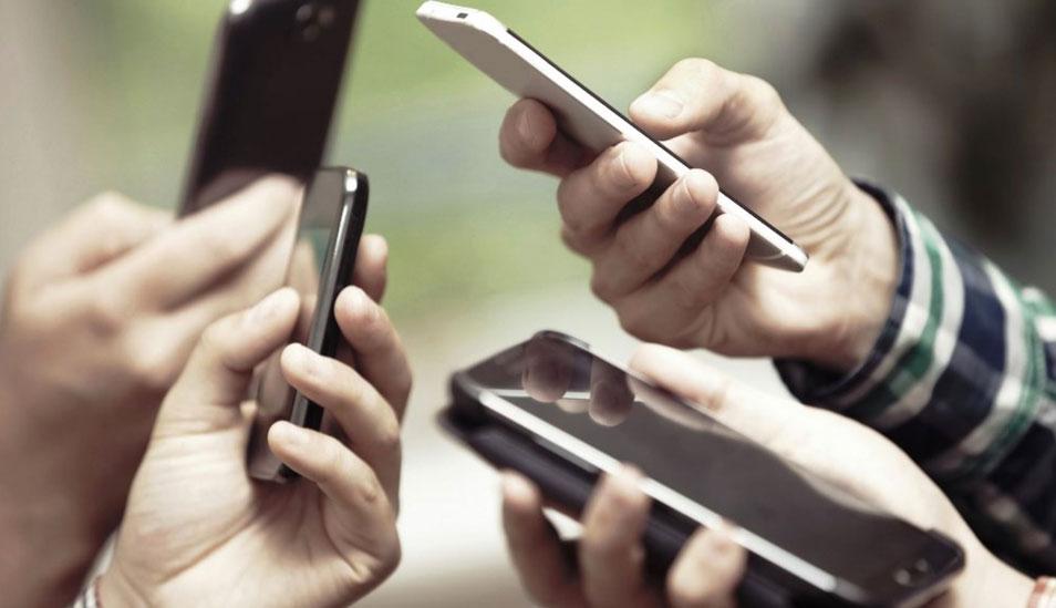 FOTO 7 | 7. Casi siete de cada diez peruanos con conexión cuenta con la aplicación de mensajería instantánea, un salto significativo a diferencia de Brasil 2014 cuando apenas lo usaba el 15%.   (Foto: Andina)