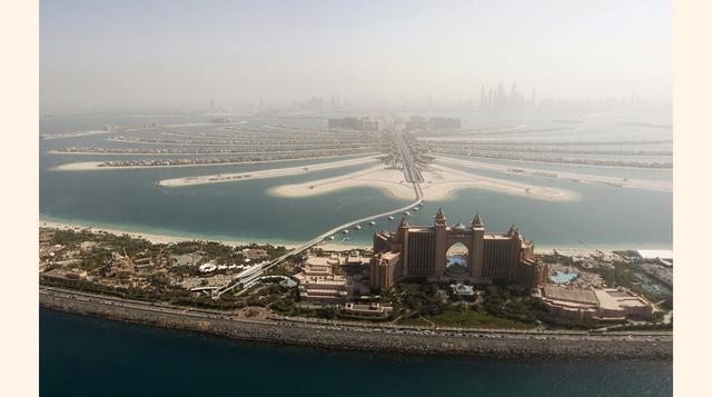 Dubai es una ciudad de superlativos. La metrópoli lujosa situado en los Emiratos Árabes Unidos, es hogar de algunas de las estructuras más altas, más grandes y más lujosas del mundo.