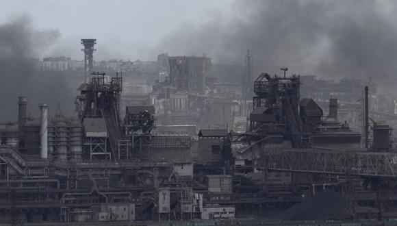 Una vista muestra la planta siderúrgica Azovstal en la ciudad de Mariupol el 10 de mayo de 2022, en medio de la invasión rusa de Ucrania. (STRINGER / AFP).