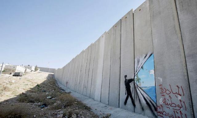 Abu Dis, Palestina. Obra de Banksy en la barrera que bordea Cisjordania e Israel, 2005.  (Foto: Getty Images)