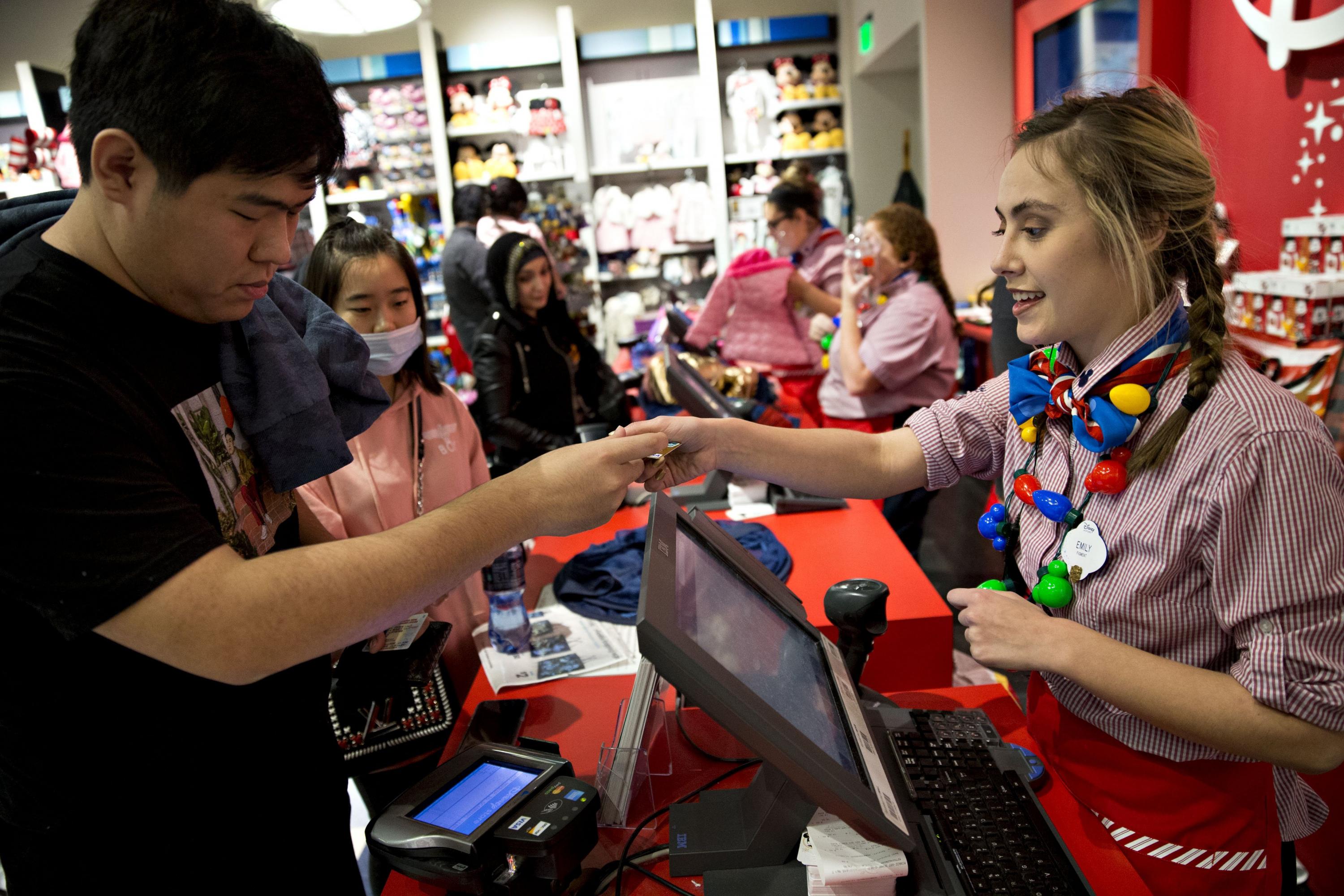 Foto 1 | Los consumidores estadounidenses estaban muy activos desde el amanecer del viernes, en busca de diversión y gangas para el Black Friday, uno de los días de mayor actividad comercial del año. En tanto, los vendedores buscaban atraer clientes a sus tiendas y sitios web después de un año arduo.