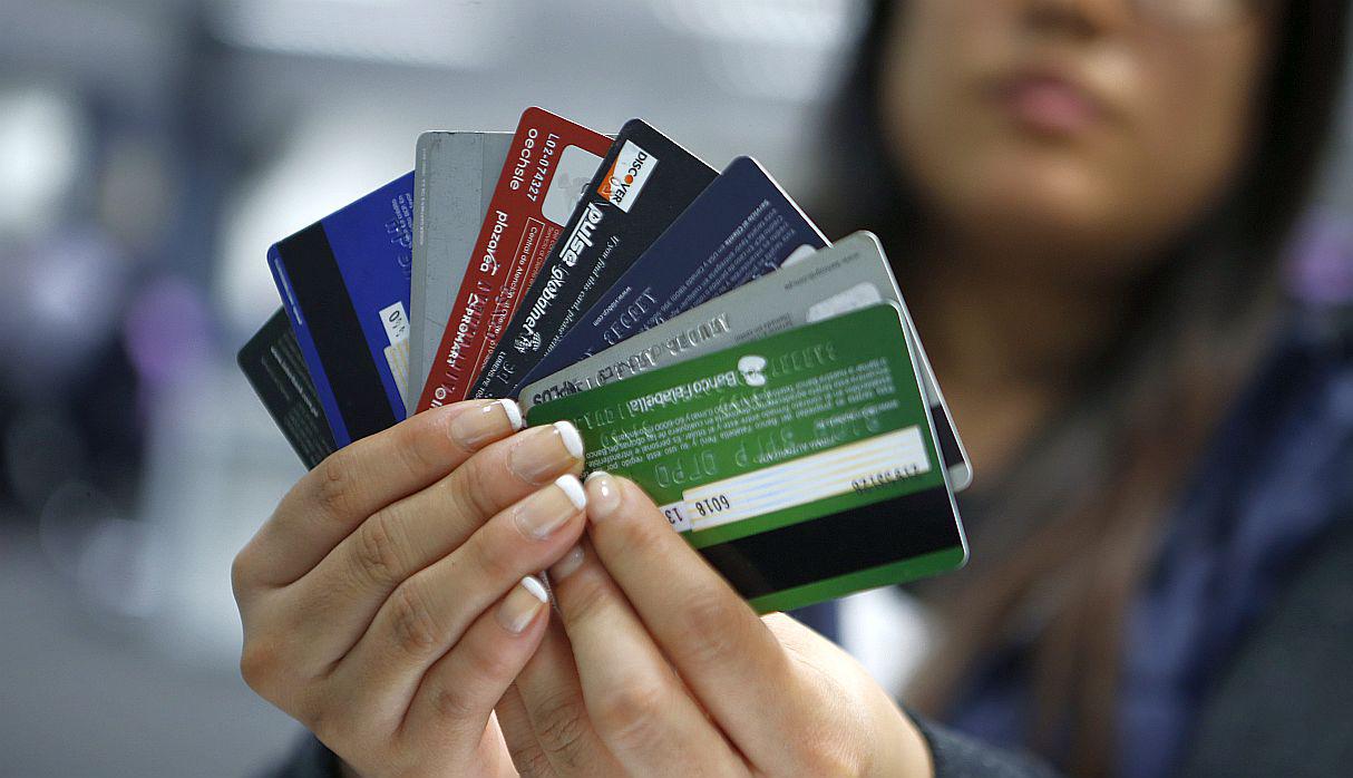 Es conveniente que el cliente se informe del uso adecuado de la tarjeta de crédito para utilizar los beneficios de su plástico.  (Foto: GEC)