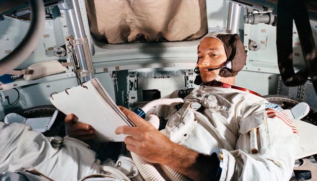 FOTO 11 | La cocina espacial del Apolo 11 fue diseñada por la empresa Whirlpool, e incluía una pequeña nevera, un congelador, un horno con tres cavidades, un sistema de agua autocalentable, espacio de almacenaje y un dispensador para residuos secos y otro para húmedo. La cocina podía almacenar 126 comidas completas, además de aperitivos, para asegurar la manutención de los tres astronautas durante catorce días. (Foto:NASA)