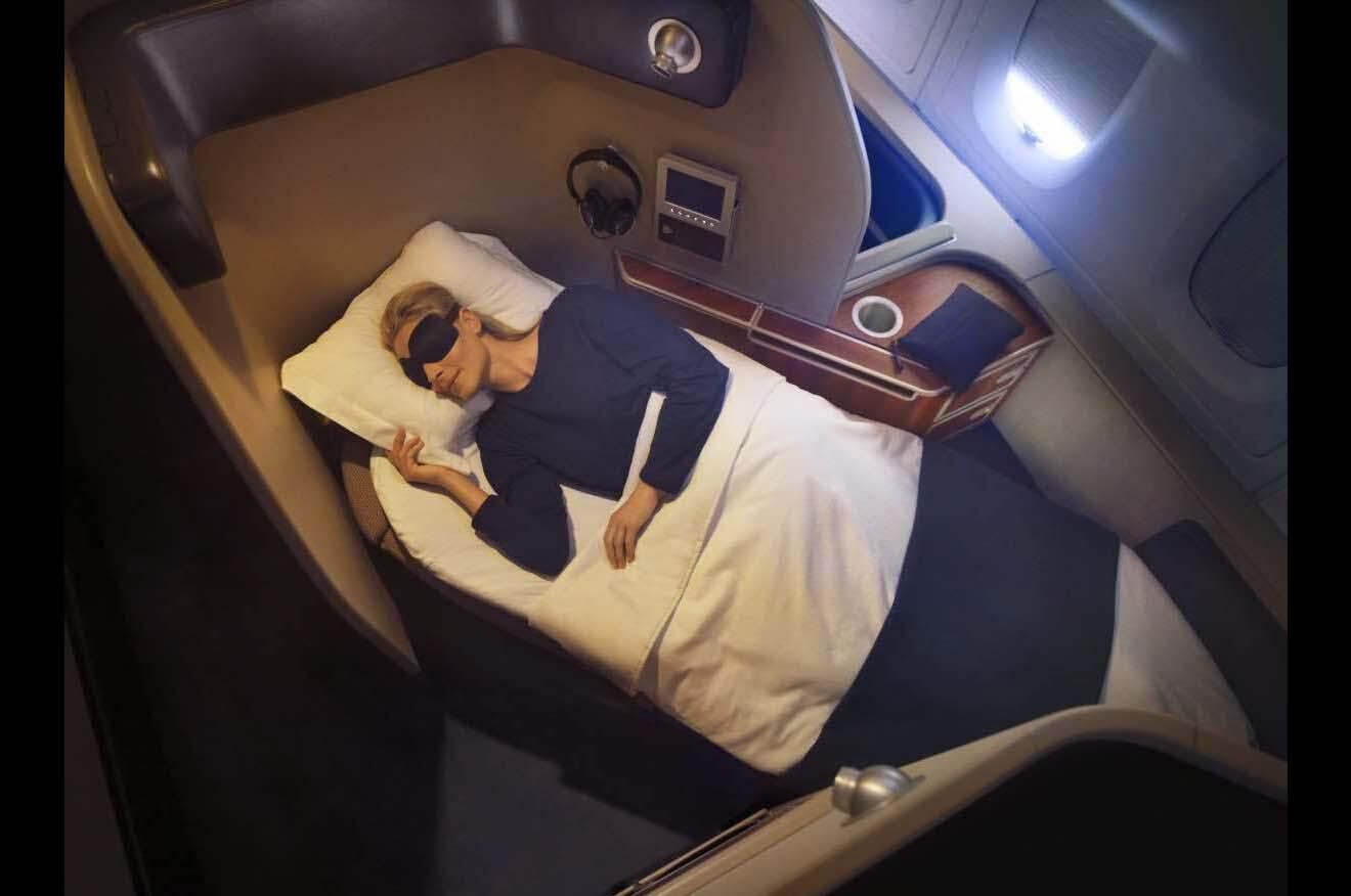 10. Qantas. Los viajeros de primera clase de Qantas no solo se conforman con dormir en una espaciosa, cómoda y lujosa suite, sino que además disfrutan de servicio de chófer, tratamientos de spa gratuitos, un menú gourmet diseñado por Neil Perry, una pantalla de entretenimiento de 17 pulgadas y pijama del famoso diseñador Martin Grant. (Foto: megaricos)