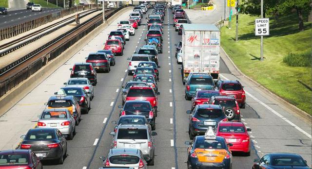 FOTO 2 | 2. Waze es un aplicación que no puede faltar en el móvil si el viaje se realiza por carretera, ya que permite conocer que ocurre en la ruta –accidentes de tráfico, situación de radares, condiciones atmosféricas adversas…– gracias a la información proporcionada por los propios usuarios.