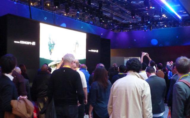 Multitudes se aglomeran en el amplio stand de Toyota para observar a Concept, el prototipo de vehículo autónomo presentado por la automotriz japonesa.