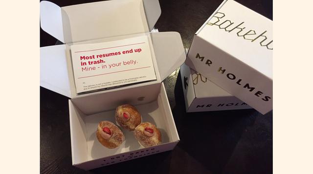 Lukas Yla se hizo pasar por un repartidor de Postmates para entregar su caja de donuts en CV a ejecutivos de empresas de tecnología. Vestido como un repartidor de Postmates, Yla se infiltró en algunas de las mayores empresas de tecnología y publicidad de 