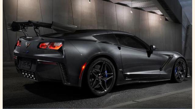 FOTO 3 | Para maximizar la transferencia de potencia hasta la pista, Chevrolet se enfocó en detalles aerodinámicos. Tal como el Z06, el ZR1 ofrece varios paquetes aerodinámicos. El alerón posterior de serie del ZR1 ofrece 70% mayor fuerza aerodinámica que