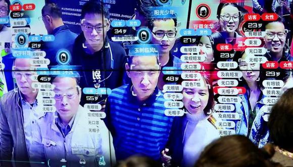 Visitantes observan en directo un sistema de reconocimiento facial en una feria en China (Reuters)