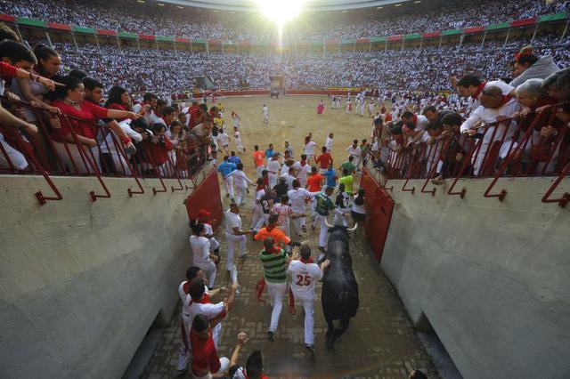 ¡Sangre y Arena! No, no es la primera temporada de Spartacus, es el saldo del segundo encierro de las fiestas que anualmente atraen a miles de turistas. (Foto: AP)