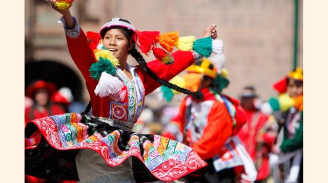 Carnaval del Cusco. Según la creencia popular la bandurria, un instrumento musical de la provincia de Canchis, debe ser afinada por una sirena, un ser mitológico que habita en las fuentes de agua y ríos de la región. Por ello los músicos van hacia estas f