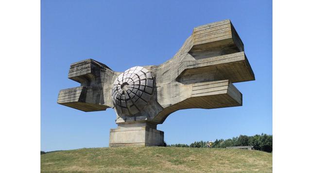 El &quot;Monumento a la Revolución&quot;, construida en Croacia (entonces Yugoslavia) es una escultura abstracta dedicada a la gente de Moslavina durante la Segunda Guerra Mundial.