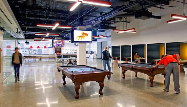 FOTO 4 | 4. Sede de AOL, California. Se deshicieron de la aburrida fachada corporativa y aprendieron de Google. Ahora sus oficinas son más divertidas e inspiradoras, con diseños frescos y novedosos. Esta oficina tiene todo lo que se puede esperar de un gigante de la informática: grandes cocinas, salpicaduras de color, incontables áreas para relajarse, mesas de billar, salones de juego y, por supuesto, las importantes oficinas de trabajo.Todos saben que ya AOL no es la compañía que solía ser, pero sí han estado tratando de hacer grandes cambios comprando sitios web como Techcrunch y Huffington Post, y también acometieron una reforma masiva en su sede para ajustarse a los nuevos tiempos. (Foto: viralismo)