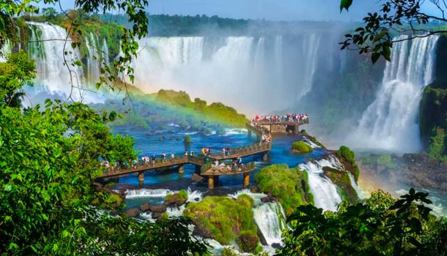 FOTO 5 | Brasil
No es de extrañar que sea uno de los países más poblados, pues ¡ocupa casi la mitad de la superficie de América del Sur! Más allá de Río de Janeiro, las playas del nordeste, el río Amazonas o las cataratas de Iguazú, Brasil tiene muchísimos lugares que recorrer. Puedes viajar en el tiempo en la ciudad minera de Ouro Preto, descansar de las multitudes en Petropolis mientras disfrutas del increíble Museo Imperial, perderte por la ciudad de Florianopolis disfrutar del mejor carnaval del mundo en Río de Janeiro (aunque quizá este plan no sea el más barato que puedes encontrar en Brasil).  (Foto: 123 RF)