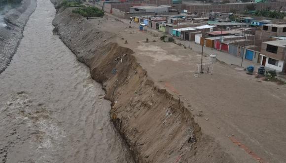 Desprendimiento de tierra ,debido al crecimiento del caudal del río chillón, pone en peligro a los asentamientos humanos ubicados en el distrito de Carabayllo. (Fotos:jorge.cerdan/@photo.gec)