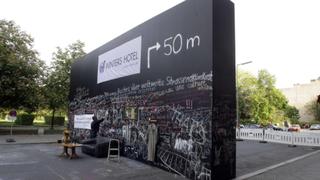 Una artista crea un "muro de Berlín" que divide a ricos y pobres