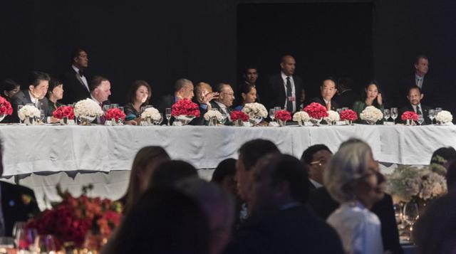 El presidente de Estados Unidos, Barack Obama, sostiene una amena charla con la presidenta de Chile, Michelle Bachelet.