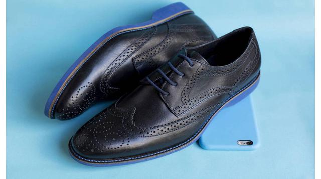 Zapatos conectados. A veces queremos descansar de internet pero no podemos. Estos zapatos se conectan a la red para desconectarse de ella.