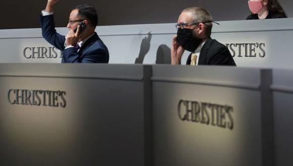 Imagen de archivo referencial de empleados de la casa de subastas Christie's hablando con personas por teléfono mientras presentan ofertas. REUTERS/Carlo Allegri/Archivo