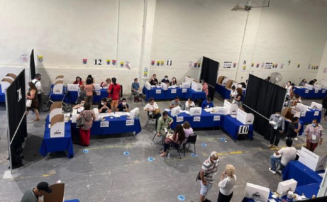 Los peruanos residentes en Estados Unidos acuden a votar masivamente en Nueva York. (Foto: Cancillería)