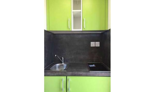 La cocina puede ser un poco pequeña, sin embargo, los brillantes armarios ocultan una nevera y un almacenamiento adicional.