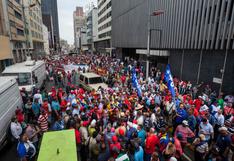 Empleados públicos venezolanos protestan con “ollas vacías” y reclaman pagos