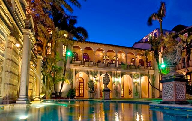 FOTO 2 |  La residencia fue construida en 1930 por el millonario heredero Adlen Freeman y su diseño fue inspirado en el alcázar de colón, un palacio colonial ubicado en República dominicana. Al morir Freeman, su siguiente propietario fue Jacque Amsterdam, quien la compró por US$ 100,000 y la renombró como “Amsterdam Palace”. (Créditos: The Villa Casuarina)