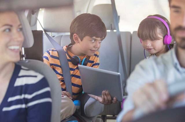 FOTO 25 | REDUCE LOS COSTOS DE ALQUILER DE AUTOS. En lugar de pagar una suma considerable por el alquiler de un automóvil, considera utilizar la Low Price Finder (Buscador de precios bajos) en Costco Travel para aprovechar los códigos promocionales y los descuentos con base en tu vehículo preferido. Además, los miembros de Costco pueden beneficiarse de las tarifas exentas para los segundos conductores en ubicaciones seleccionadas. Dubash también sugiere recurrir al sitio de alquiler AutoSlash, que rastrea "el precio que pagas por un automóvil de alquiler y te volverá a hacer la reservación por un precio inferior". También haz compras relacionadas con el transporte con "una tarjeta que te da tres veces más puntos por cada 1 dólar para gastos de viaje", dice Dubash. Con la tarjeta Citi ThankYou Premier, puedes ganar el triple de puntos en gastos relacionados con viajes, incluidos alquileres de automóviles y hoteles. (Foto: Getty)