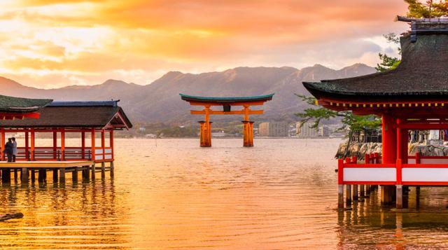 3. Miyajima. Su nombre significa “Isla santuario” porque desde tiempos antiguos ha sido un lugar de veneración al mar. Ubicada a 50 kilómetros de Hiroshima, Japón, en este lugar los ciervos son sagrados y caminan libremente por el territorio. Sus atraccio