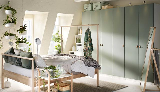 FOTO 8 | 8.  No subestimes el “ruido” de la información escrita. Las palabras se convierten en estática que llena el aire. Cuanto más ordenada la casa, más escasos los muebles, más fuerte se siente esta información. Así que empieza por retirar los sellos de los artículos de almacenamiento. Al eliminar el exceso de información visual que no te inspira alegría puedes hacer que tu espacio sea más específico y cómodo. (Foto: IKEA)