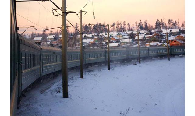 FOTO 2 | ENERO. Transiberiano (Rusia). En Siberia, las praderas y bosques de abetos han de contemplarse bajo un espeso manto de nieve y cuando las temperaturas marcan hasta 26 grados bajo cero. Eso sí, desde la calidez de un tren climatizado. Aunque hay d