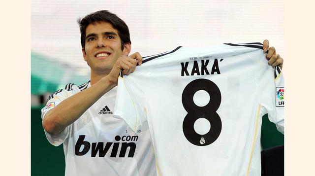 Kaká. El brasileño llegó al Real Madrid en el 2010 por una cifra cercana a los US$ 85 millones, pero sus constantes lesiones no le permitieron consolidarse en el club. En el 2013 regresó al AC Milán para luego regresar al fútbol brasileño. Actualmente mil