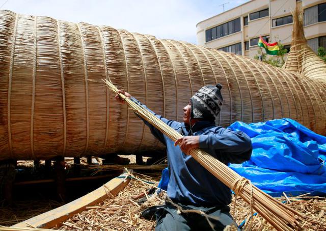 Phil Buck, un biólogo estadounidense, es el cerebro de la travesía en esta balsa de totora. Durante seis meses pretende recorrer unas 10,000 millas náuticas (18,520 kilómetros), desde el puerto de Arica, en el norte chileno, hasta la ciudad australiana de