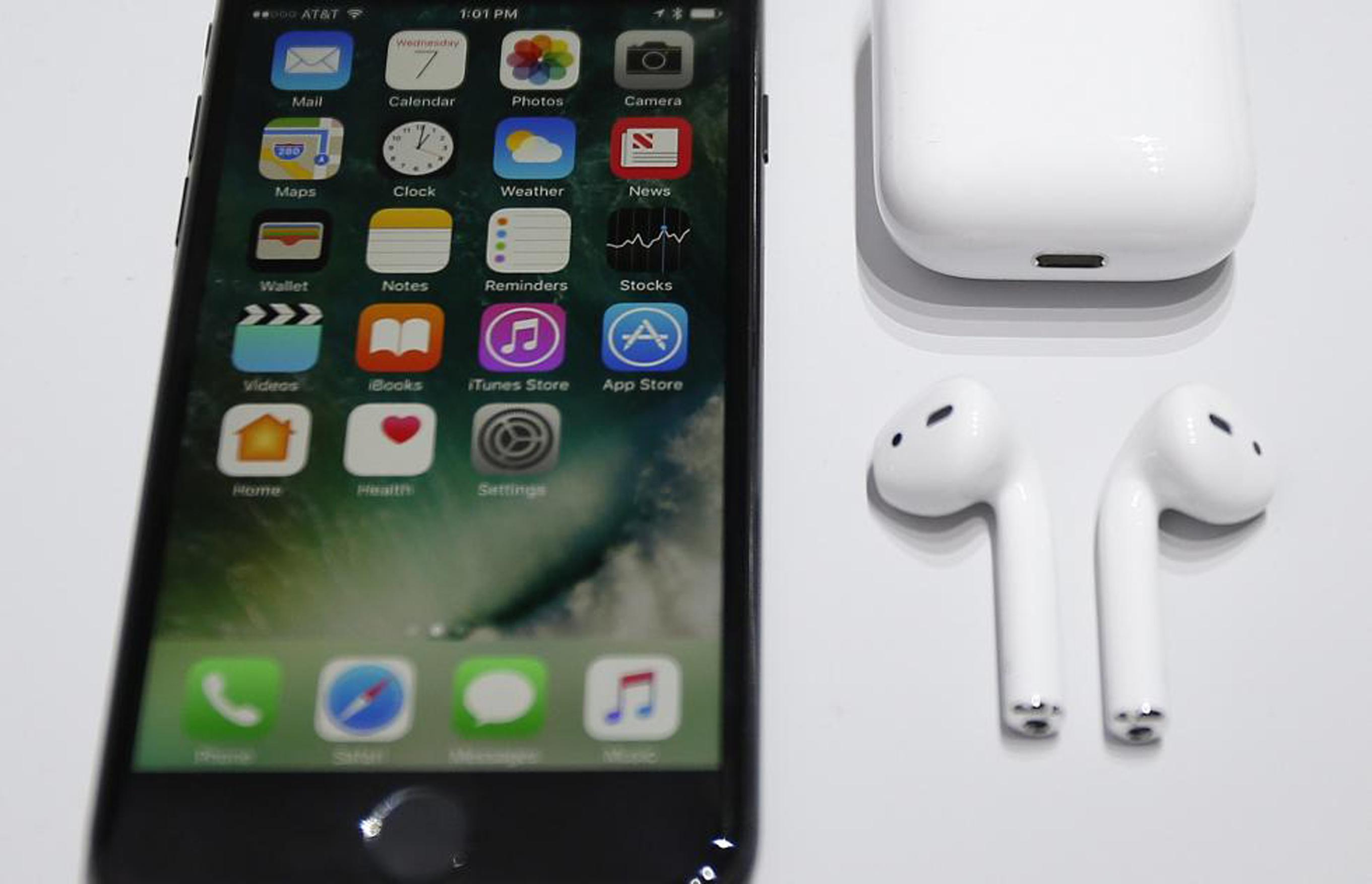 FOTO 4 | 4. El iPhone 7, con su pantalla de gran tamaño y mejoras en cámara, resistente a salpicaduras y polvo, les sigue en el ránking con más de 5,6 millones de celulares vendidos. (Foto: Apple)