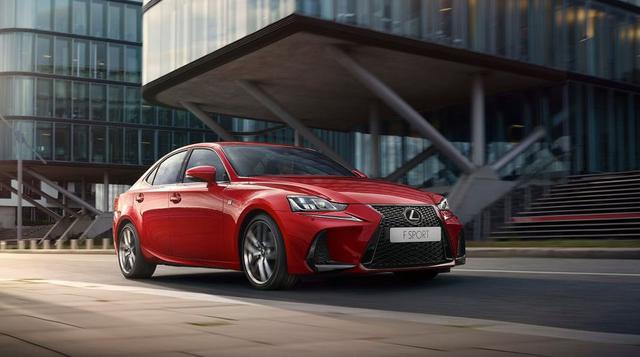 En la versión F Sport, además de incluir todos los cambios antes mencionados, incorpora aros de 18” y un nuevo diseño LED de faros delanteros, cambios que le proporcionan un aspecto más deportivo.