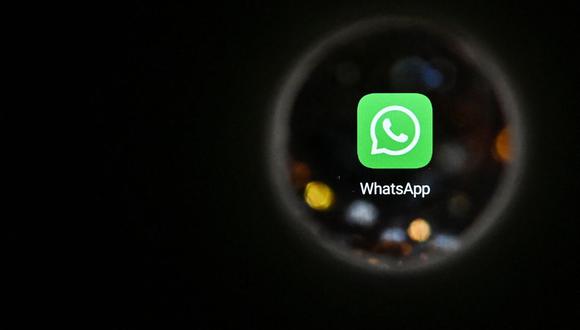 Esta fotografía tomada en Moscú el 5 de octubre de 2021 muestra el logotipo del software de mensajería instantánea estadounidense Whatsapp en la pantalla de un teléfono inteligente (Foto de Kirill KUDRYAVTSEV / AFP)