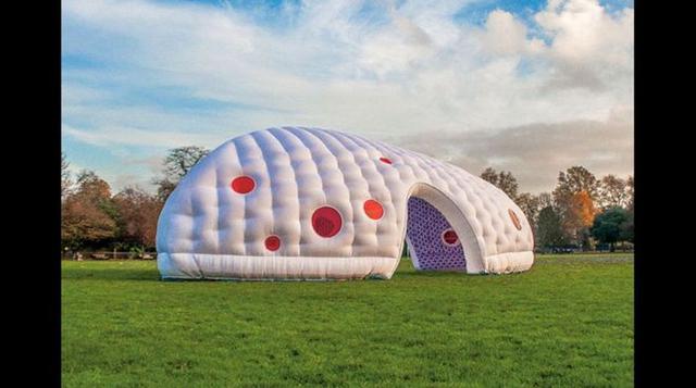 Esta construcción inflable y transportable se encuentra en un campo de Essex, Reino Unido. Diseñado para un proyecto local, los residentes pueden reunirse en su interior. "Es brillante, atractivo y divertido, con su forma de insecto o mariposa, extra