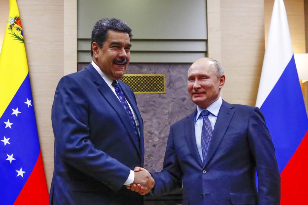 Nicolás Maduro y Vladimir Putin. Rusia ha actuado como prestamista de último recurso de su estrecho aliado Venezuela. (Foto: AP)