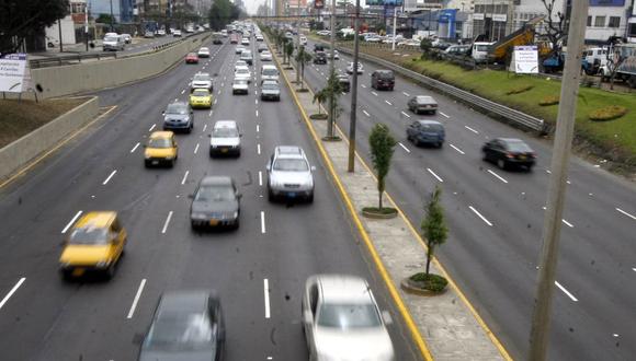 FOTO 7 | Respecto a los taxis que circulan en Lima y el Callao, los estudios realizados refieren un total de 126,718 unidades formales, de los cuales: 85,022 se encuentran registradas en Lima y 41,156 en el Callao. (Foto: Andina)