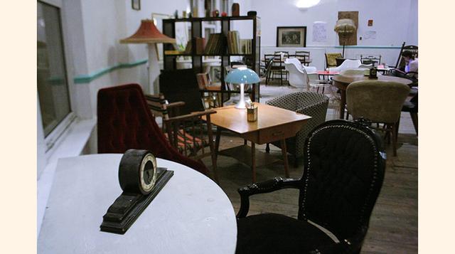 Principal sala común del Ziferblat Londres, donde los clientes pagan tres peniques por minuto de estar allí. (Foto: The Guardian)