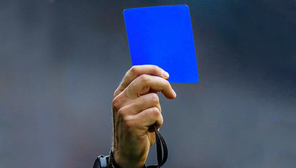 La tarjeta azul solo se usaría cuando un jugador detenga un ataque peligroso o para disentir. Dos tarjetas azules en un partido, o una combinación de una tarjeta azul y una tarjeta amarilla, darían lugar a una expulsión. (Foto: Composición)