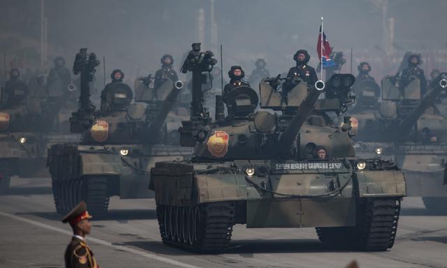 Los tanques del Ejército Popular de Corea (KPA, por sus siglas en inglés) se exhiben durante un desfile militar que conmemora el 105 aniversario del nacimiento del último líder norcoreano Kim Il-Sung (foto: AFP).