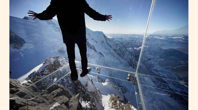 FOTO 7 | En la terraza superior del pico Aiguille du Midi, en los Alpes franceses, te encontrarás con Paso hacia el vacío, una habitación de vidrio con suelo de vidrio, suspendida a una altura de 1000 metros.