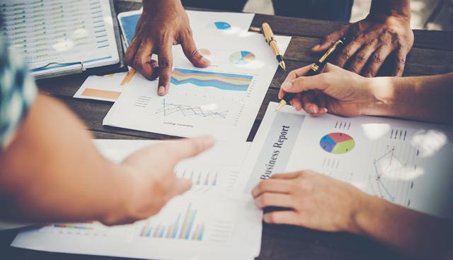 FOTO 2 | 2. Analiza el tamaño del mercado
Perfecto. Ya encontraste un problema que te atrae y quieres resolver con ideas novedosas, pero antes de decidir hacerlo, debes analizar algo que es sumamente importante para todos los negocios: conocer el tamaño del mercado y verificar si este está en crecimiento y no es una simple suposición tuya.

Para esto es necesario subirte al ecosistema de las megatendencias y asegurarte que dicha industria se encuentra en un buen momento para invertir. Por ejemplo, si piensas en crear un software de escritorio off line (cuando ya todo está en la nube), o diseñar una nueva fórmula alimenticia que no cumpla con el actual estilo de vida saludable y natural de las personas, no estarás en línea con las necesidades actuales de tu consumidor.  (Foto: Freepik)