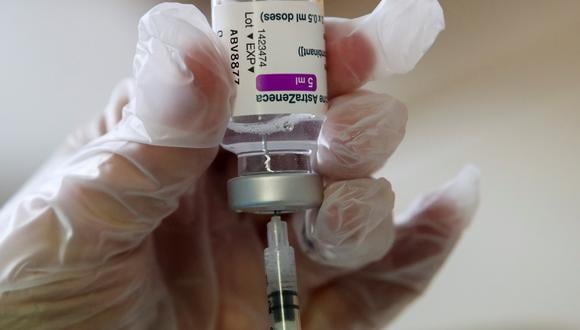 Esta vacuna contra el COVID-19 se perfiló como la gran baza europea para hacer frente a la pandemia y era además un ejemplo de la colaboración pública y privada en el mundo científico, al unir en un mismo cometido a la Universidad de Oxford y a la empresa anglo sueca AstraZeneca.
 (Foto: Reuters)